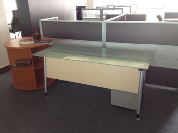 家具廠展廳換季清倉 辦公臺、文員臺、會議臺、書柜半價拋售，需自提